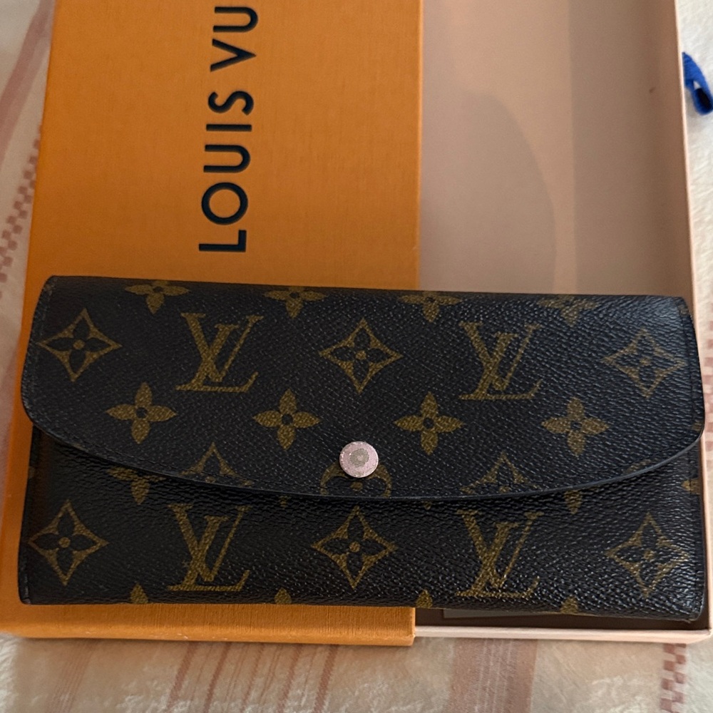 Louis Vuitton Monogram Wallet in Brown Monogram Canvas and pink leather
